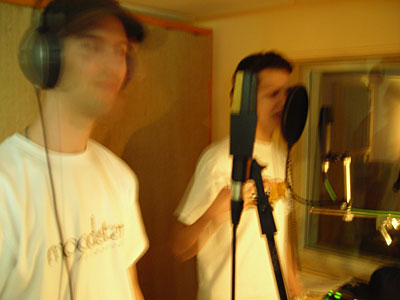 Recording Jimi Blue Ochsenknecht's second single "All Alone": Mozart & Friends' Manuel Loyo in the studio with Jimi Blue (from left to right)